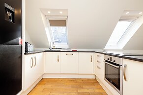 JOIVY Inviting Flat Near Edinburgh Castle W/ Parking