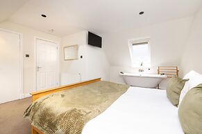 JOIVY Inviting Flat Near Edinburgh Castle W/ Parking