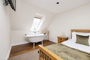 JOIVY Inviting Flat Near Edinburgh Castle W/ Parking