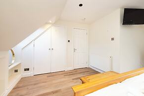 JOIVY Inviting Flat Near Edinburgh Castle W/ Parking