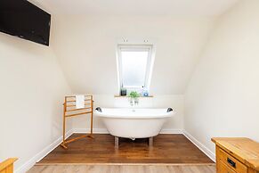 JOIVY Inviting Flat Near Edinburgh Castle W/ Parking