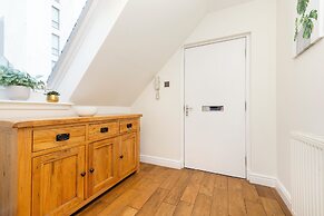 JOIVY Inviting Flat Near Edinburgh Castle W/ Parking