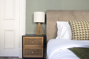 JOIVY Homely 1-Bed Flat By St Giles W/ Desk