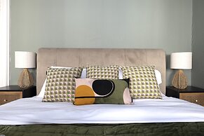 JOIVY Homely 1-Bed Flat By St Giles W/ Desk