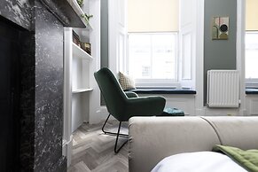 JOIVY Homely 1-Bed Flat By St Giles W/ Desk