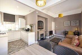 JOIVY Homely 1-Bed Flat By St Giles W/ Desk