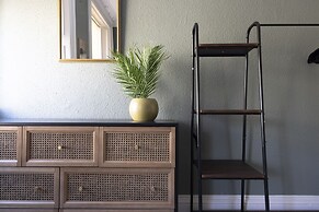 JOIVY Homely 1-Bed Flat By St Giles W/ Desk