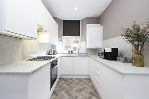 JOIVY Homely 1-Bed Flat By St Giles W/ Desk