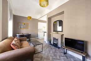 JOIVY Homely 1-Bed Flat By St Giles W/ Desk