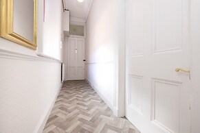 JOIVY Homely 1-Bed Flat By St Giles W/ Desk