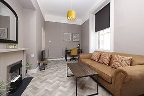 JOIVY Homely 1-Bed Flat By St Giles W/ Desk