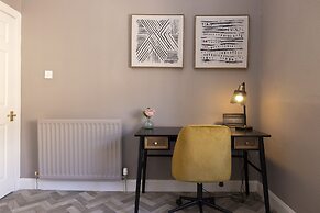 JOIVY Homely 1-Bed Flat By St Giles W/ Desk