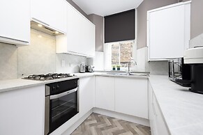 JOIVY Homely 1-Bed Flat By St Giles W/ Desk