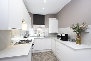 JOIVY Homely 1-Bed Flat By St Giles W/ Desk