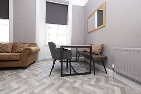 JOIVY Homely 1-Bed Flat By St Giles W/ Desk