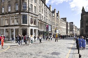 JOIVY Homely 1-Bed Flat By St Giles W/ Desk