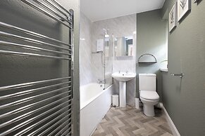 JOIVY Homely 1-Bed Flat By St Giles W/ Desk