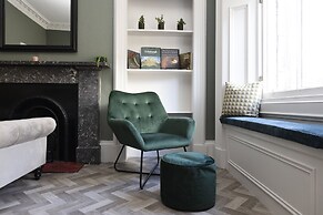 JOIVY Homely 1-Bed Flat By St Giles W/ Desk