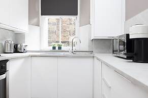 JOIVY Homely 1-Bed Flat By St Giles W/ Desk