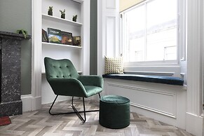 JOIVY Homely 1-Bed Flat By St Giles W/ Desk