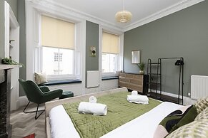 JOIVY Homely 1-Bed Flat By St Giles W/ Desk