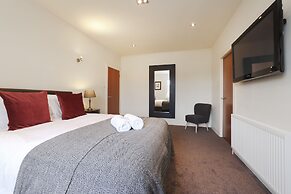 JOIVY Executive 2-Bed Apt With Stunning Roof Terraces