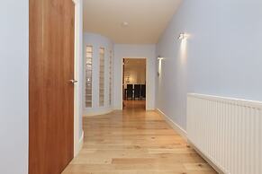 JOIVY Executive 2-Bed Apt With Stunning Roof Terraces