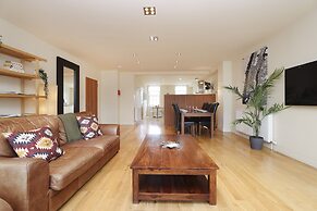 JOIVY Executive 2-Bed Apt With Stunning Roof Terraces