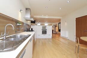 JOIVY Executive 2-Bed Apt With Stunning Roof Terraces