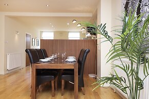 JOIVY Executive 2-Bed Apt With Stunning Roof Terraces