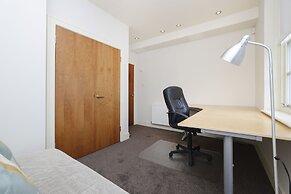 JOIVY Executive 2-Bed Apt With Stunning Roof Terraces