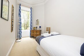 JOIVY 3-Bed Meadows Flat Near Castle & Royal Mile
