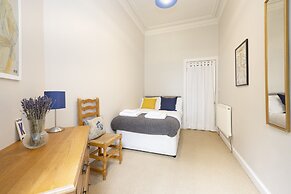 JOIVY 3-Bed Meadows Flat Near Castle & Royal Mile