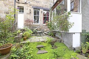 JOIVY 3-Bed Meadows Flat Near Castle & Royal Mile