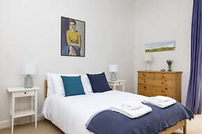 JOIVY 3-Bed Meadows Flat Near Castle & Royal Mile