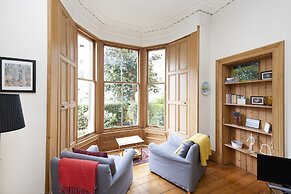 JOIVY 3-Bed Meadows Flat Near Castle & Royal Mile