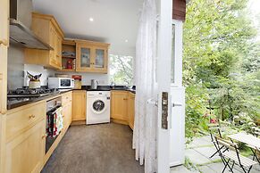 JOIVY 3-Bed Meadows Flat Near Castle & Royal Mile