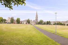 JOIVY 3-Bed Meadows Flat Near Castle & Royal Mile