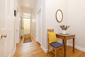 JOIVY 3-Bed Meadows Flat Near Castle & Royal Mile