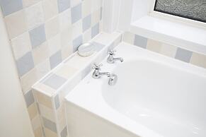 JOIVY Modern 1-Br Apt W/ Communal Terrace In Trendy Stockbridge