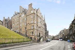 JOIVY Bright 2Br Apt W/ Stunning View, Next To Edinburgh Castle