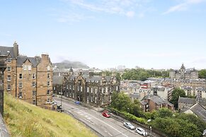 JOIVY Bright 2Br Apt W/ Stunning View, Next To Edinburgh Castle
