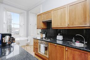 JOIVY Bright 2Br Apt W/ Stunning View, Next To Edinburgh Castle