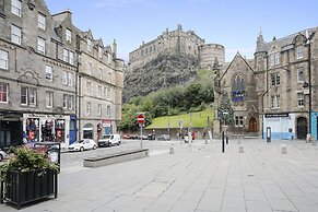 JOIVY Bright 2Br Apt W/ Stunning View, Next To Edinburgh Castle