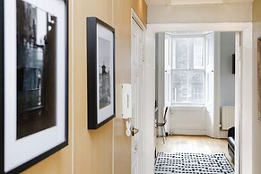 JOIVY Bright 2Br Apt W/ Stunning View, Next To Edinburgh Castle