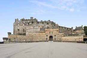 JOIVY Bright 2Br Apt W/ Stunning View, Next To Edinburgh Castle