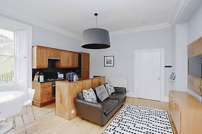 JOIVY Bright 2Br Apt W/ Stunning View, Next To Edinburgh Castle