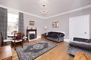 JOIVY Charming 2-Bed Flat Near Edinburgh Castle