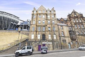 JOIVY Charming 2-Bed Flat Near Edinburgh Castle