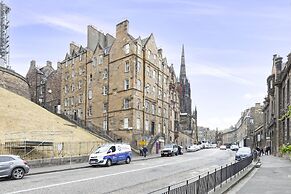 JOIVY Charming 2-Bed Flat Near Edinburgh Castle